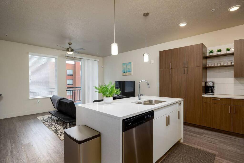 Modern 1B Downtown Slc With Wfh Setup, Gym, Fast Wi-Fi, Pool Salt Lake City Exterior photo